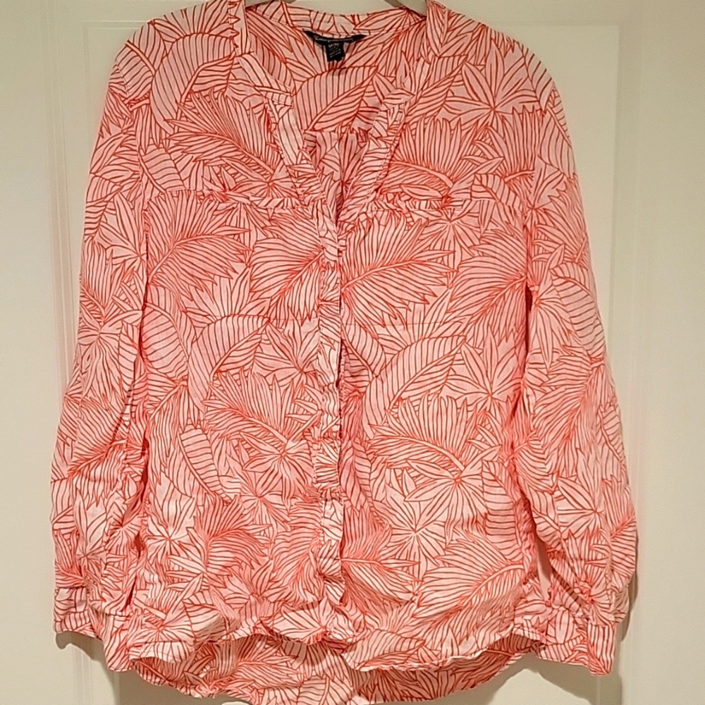 Tommy Bahama brand salmon pink and white floral design button up top size M